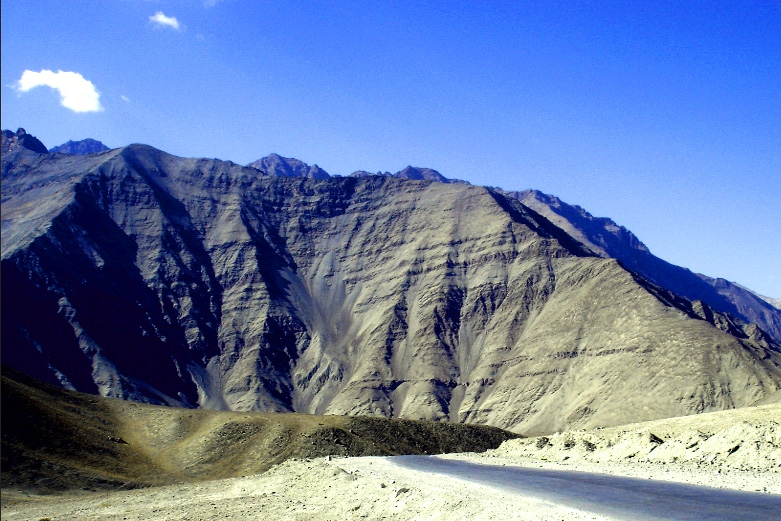 magnetic hill of leh ladakh an unsolved mystery of India